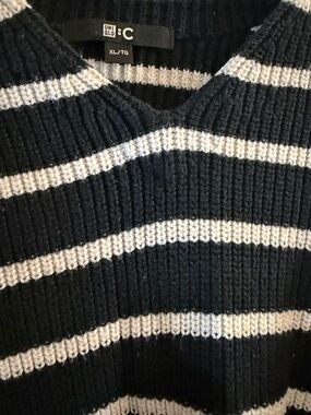 Uniqlo Black and White Striped V-Neck Men's Sweater
